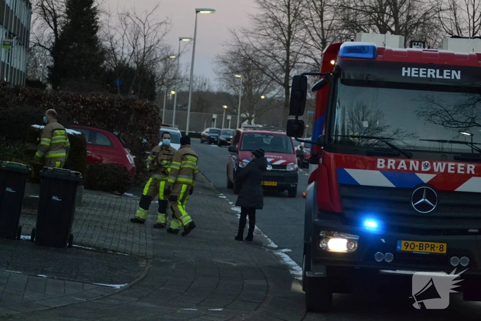Brandweer doet onderzoek in woning na afgaan na alarm