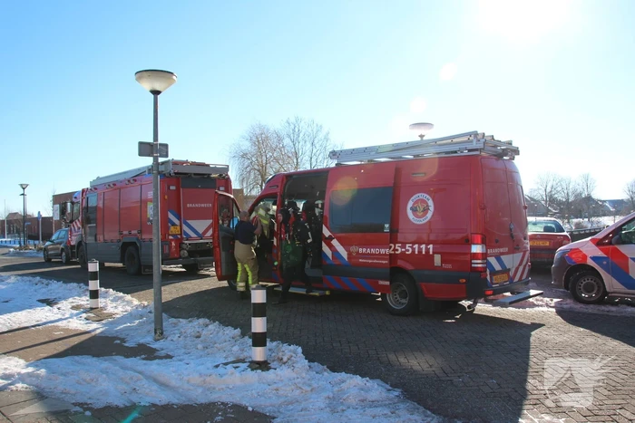 Persoon zakt door ijs