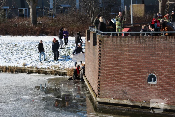 Persoon zakt door ijs