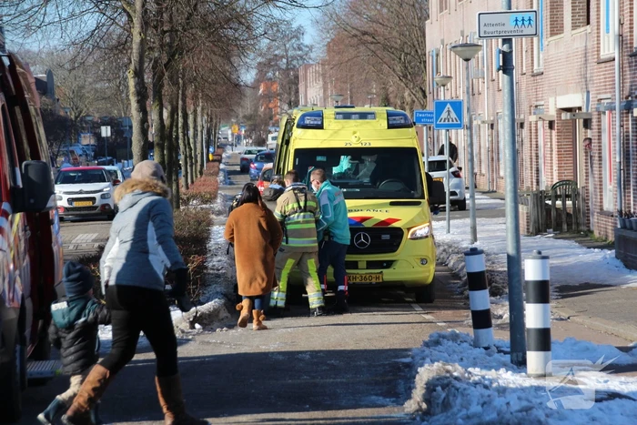 Persoon zakt door ijs