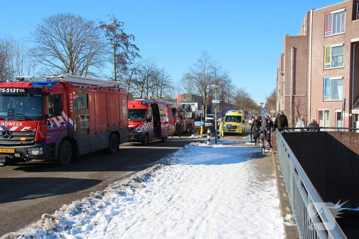 Persoon zakt door ijs