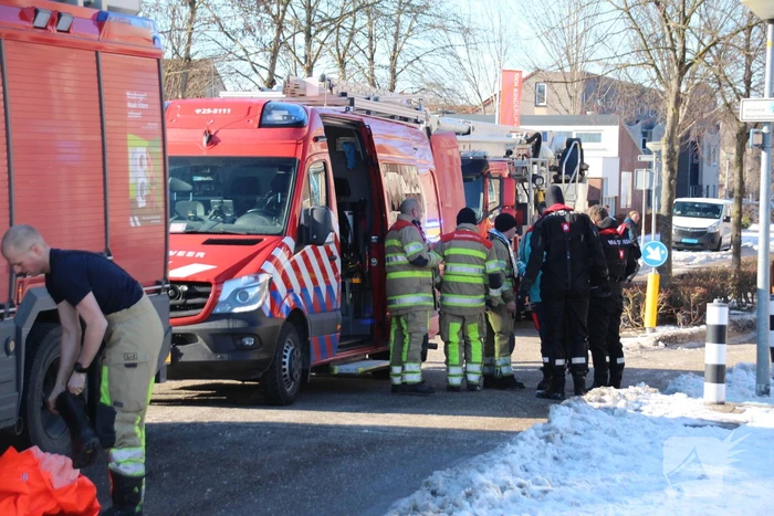 Persoon zakt door ijs