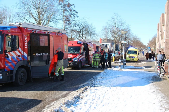 Persoon zakt door ijs