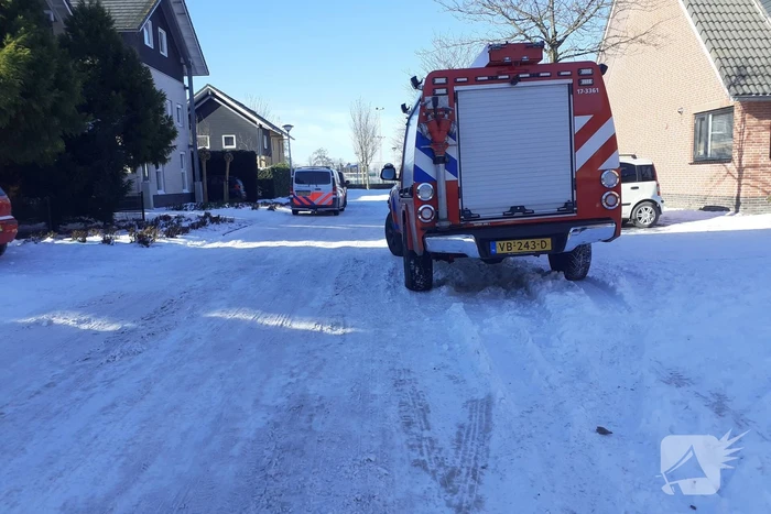 Brandweer verricht metingen in woning