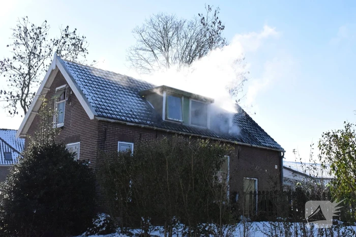 Veel rook bij zolderbrand