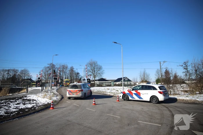 Twee personenauto's botsen frontaal op elkaar