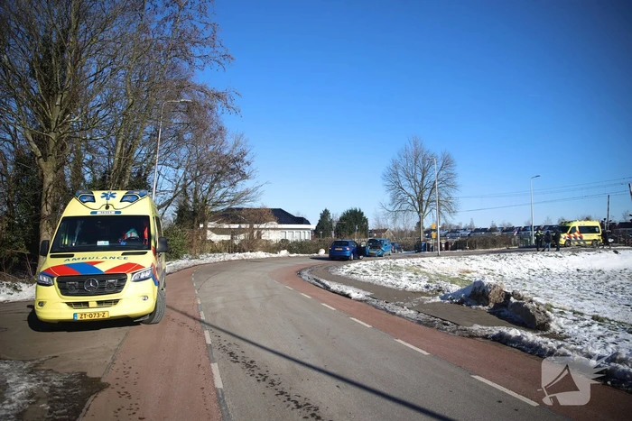 Twee personenauto's botsen frontaal op elkaar