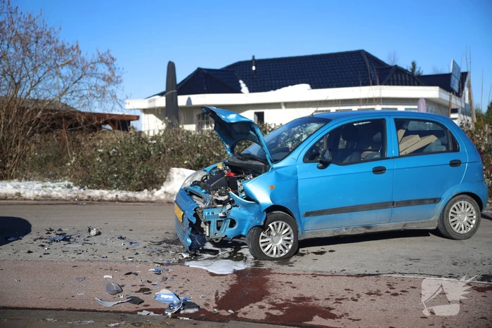 Twee personenauto's botsen frontaal op elkaar