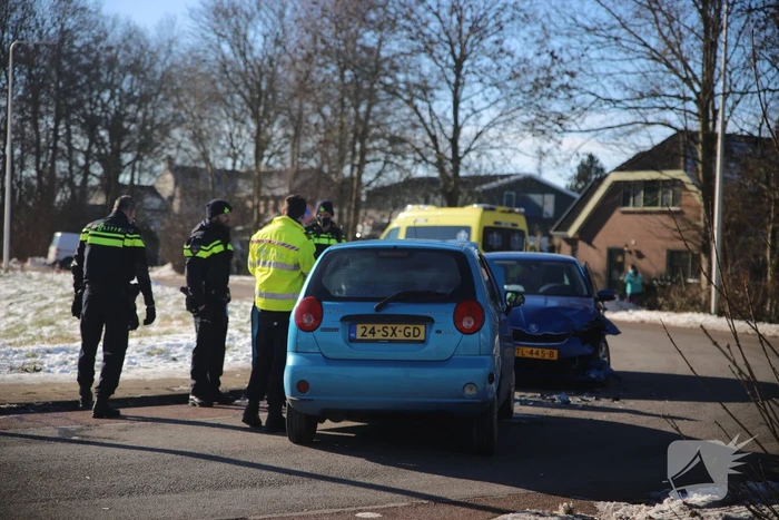 Twee personenauto's botsen frontaal op elkaar