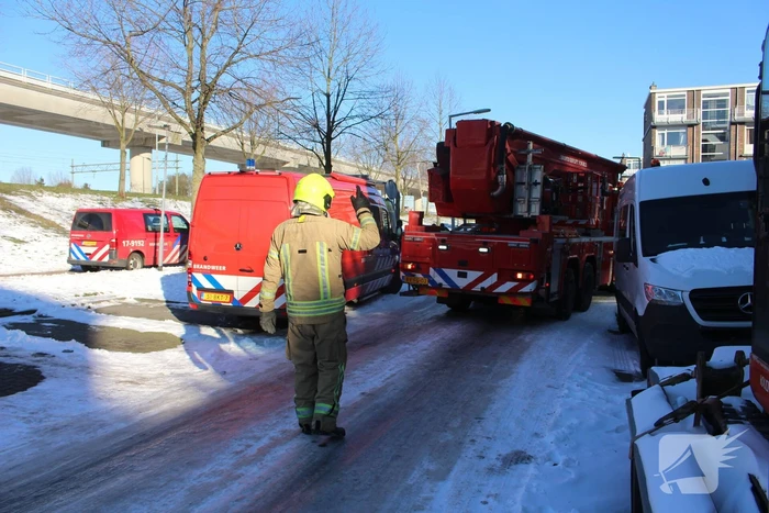 Brandweer blust uitslaande woningbrand