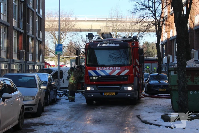 Brandweer blust uitslaande woningbrand