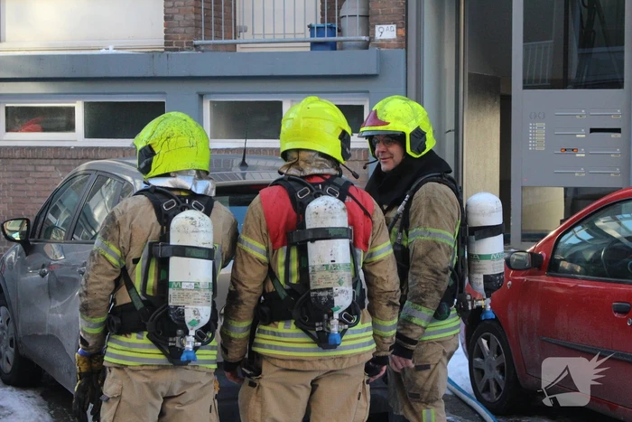 Brandweer blust uitslaande woningbrand