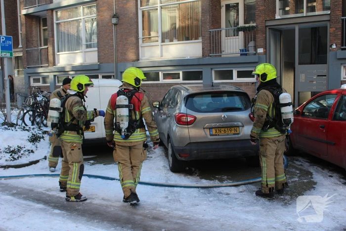 Brandweer blust uitslaande woningbrand