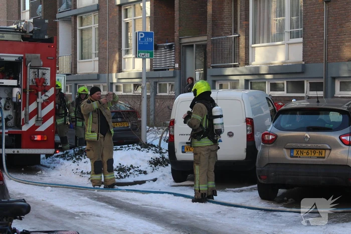 Brandweer blust uitslaande woningbrand