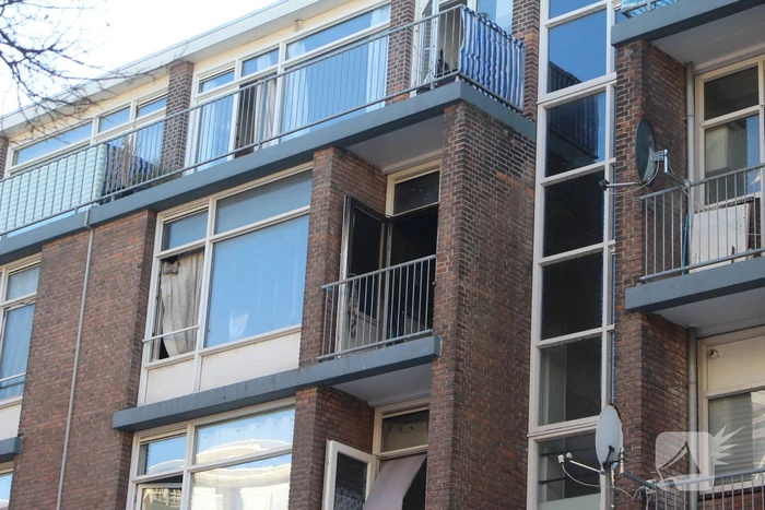 Brandweer blust uitslaande woningbrand