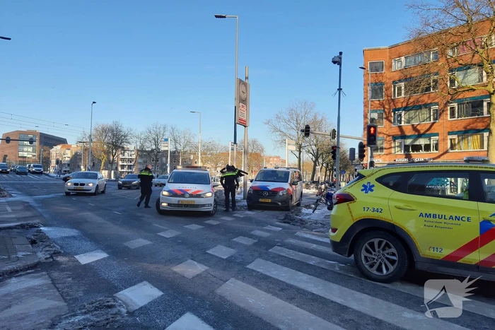 Persoon behandeld door ambulance na ongeval