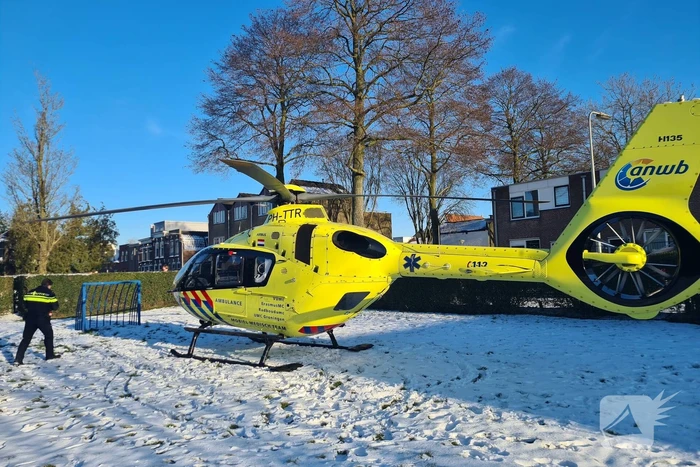 Traumahelikopter landt in park voor incident in woning