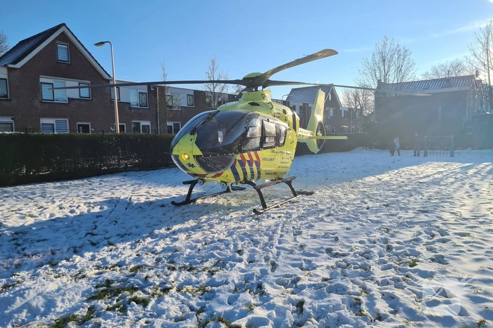 Traumahelikopter landt in park voor incident in woning