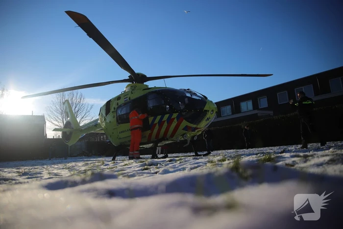 Traumahelikopter landt in park voor incident in woning