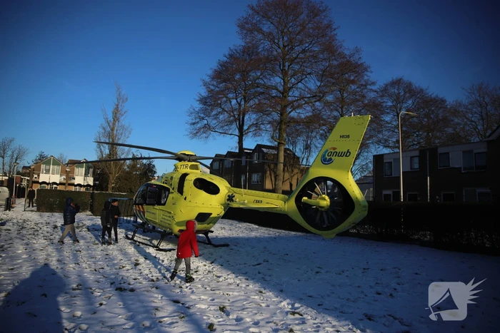 Traumahelikopter landt in park voor incident in woning