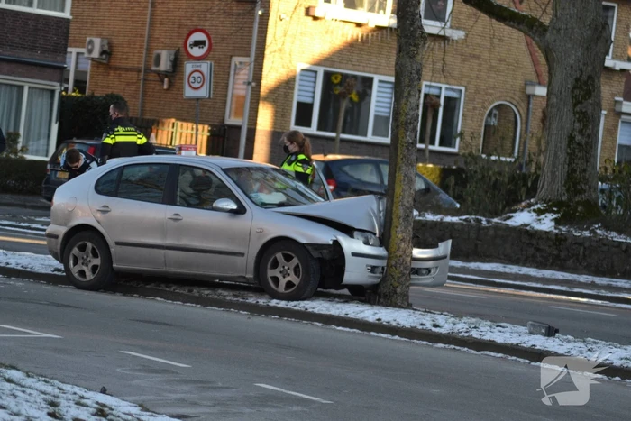 Personenauto klapt tegen boom