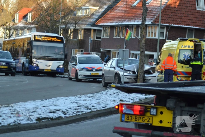Personenauto klapt tegen boom