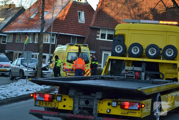 Personenauto klapt tegen boom