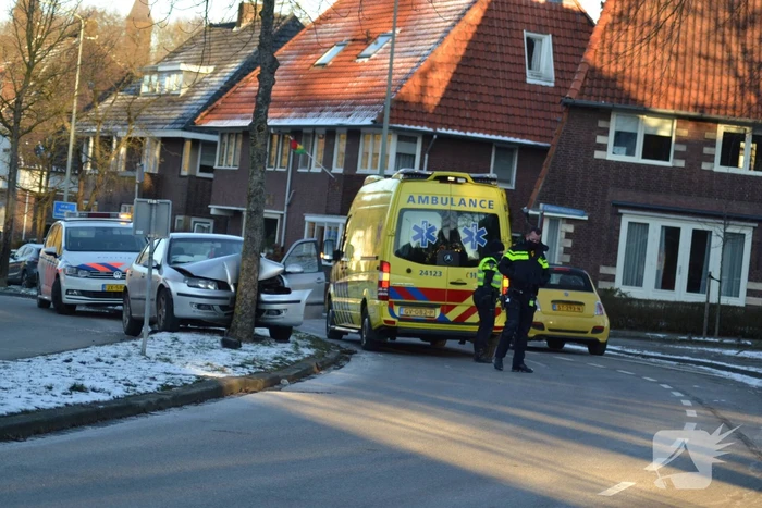 Personenauto klapt tegen boom