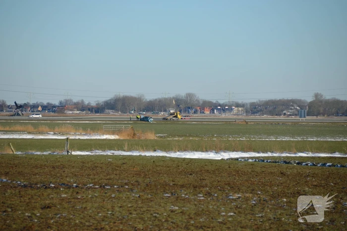 Personenauto belandt op zijn kop in sloot