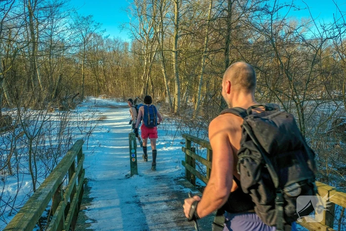 Wandelen door de sneeuw in zomerse outfits