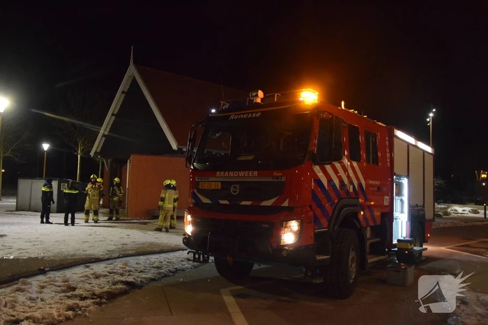 Brandweer blust brand in toiletgebouw