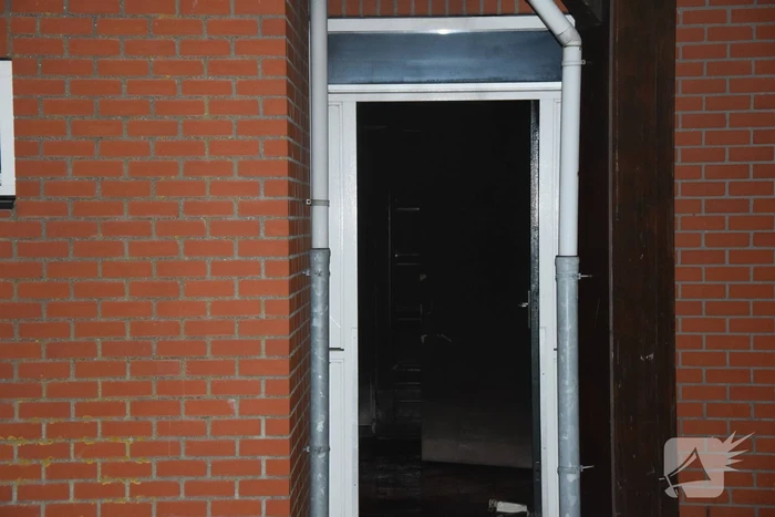 Brandweer blust brand in toiletgebouw