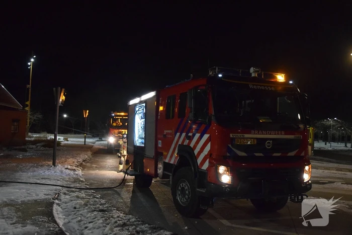 Brandweer blust brand in toiletgebouw