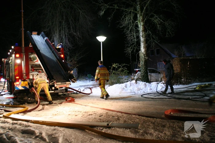 Brandweer blust brand in tuinhuis