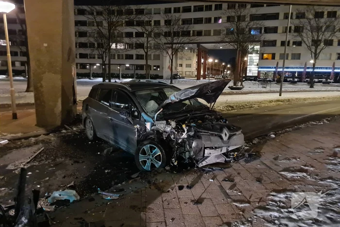 Bestuurder verliest macht over het stuur en knalt tegen betonnen muur