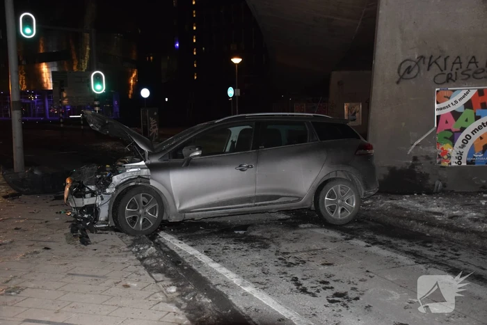 Bestuurder verliest macht over het stuur en knalt tegen betonnen muur
