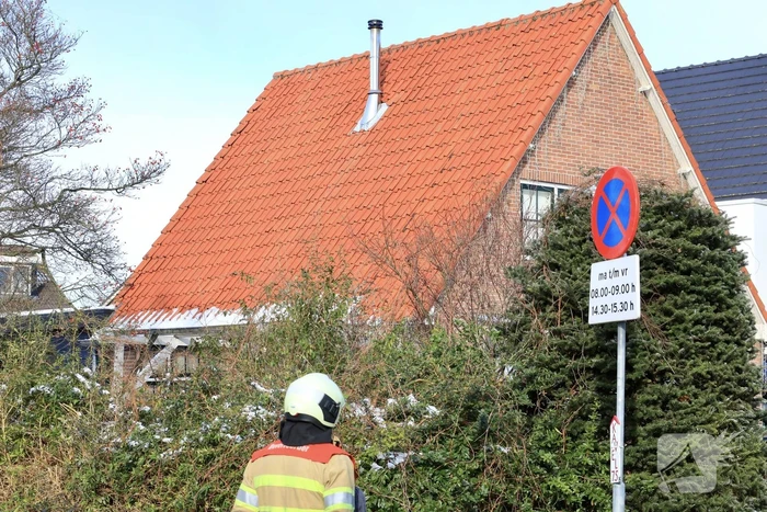 Doorgaande weg afgesloten door schoorsteenbrand