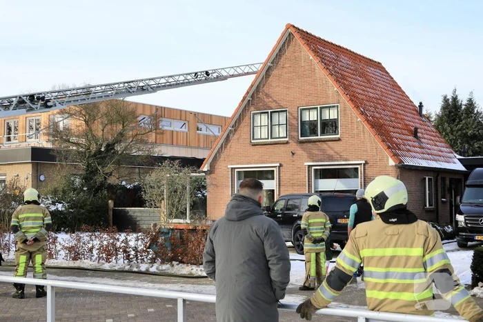 Doorgaande weg afgesloten door schoorsteenbrand