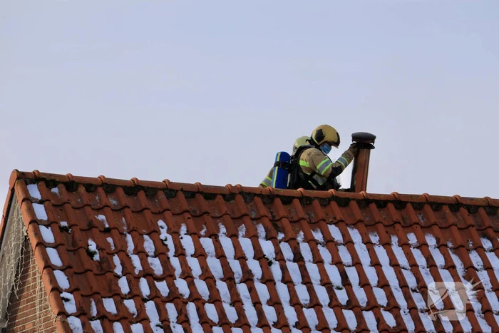 Doorgaande weg afgesloten door schoorsteenbrand