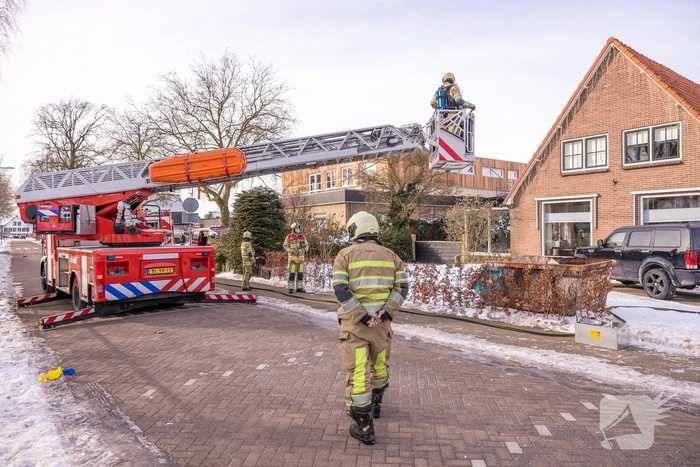Doorgaande weg afgesloten door schoorsteenbrand