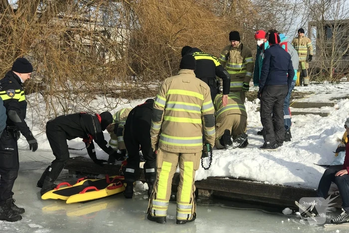 Brandweer haalt gewonde schaatser van ijs
