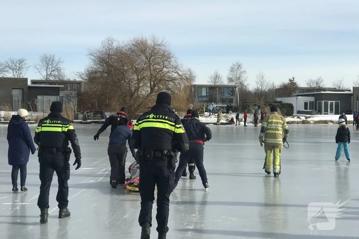 Brandweer haalt gewonde schaatser van ijs
