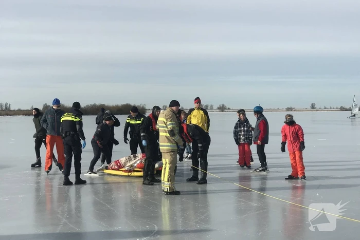 Brandweer haalt gewonde schaatser van ijs