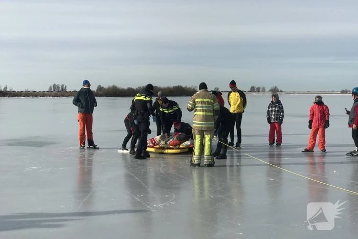 Brandweer haalt gewonde schaatser van ijs