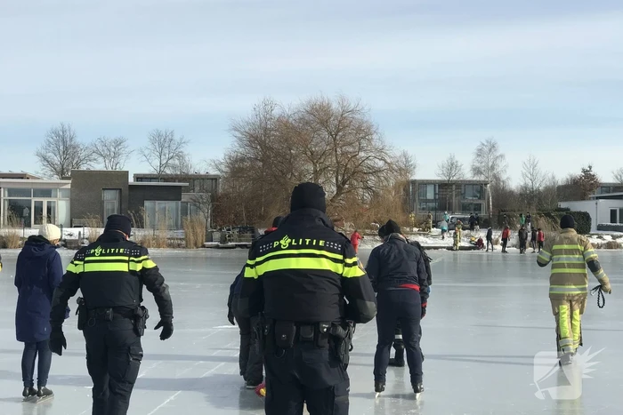 Brandweer haalt gewonde schaatser van ijs