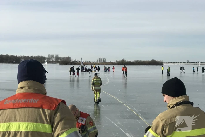 Brandweer haalt gewonde schaatser van ijs