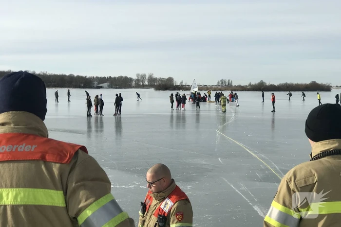 Brandweer haalt gewonde schaatser van ijs