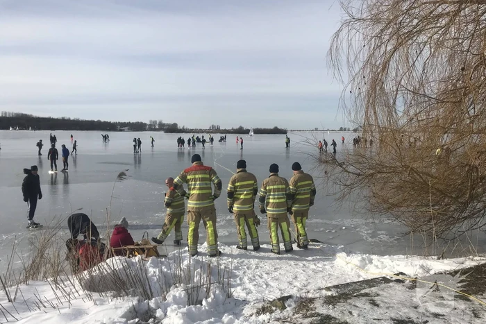 Brandweer haalt gewonde schaatser van ijs