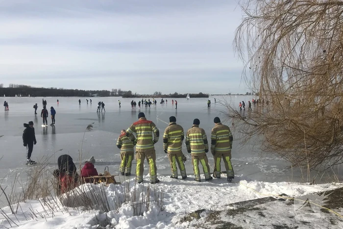 Brandweer haalt gewonde schaatser van ijs