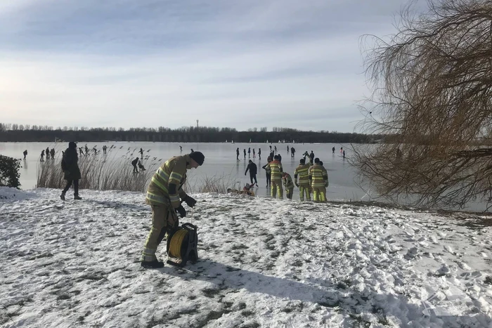 Brandweer haalt gewonde schaatser van ijs